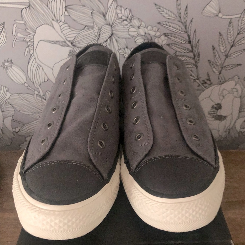 CONVERSE SLIP IN TENNIS SHOE NEW